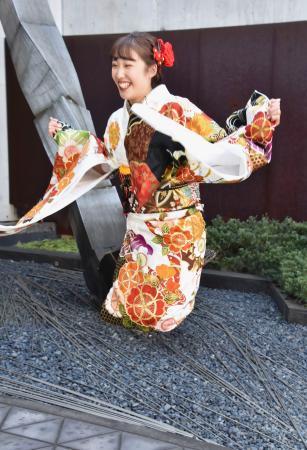 　成人式に出席し、振り袖姿でジャンプするトランポリン女子の森ひかる＝１３日、東京都足立区の東京武道館