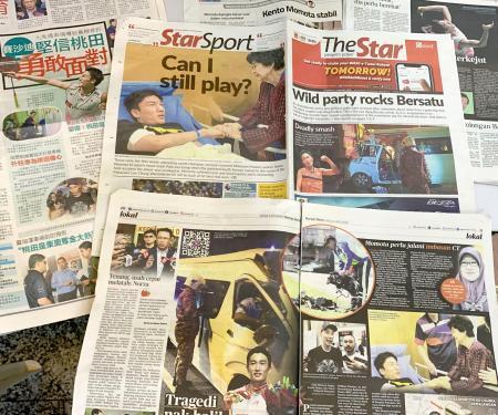 　桃田賢斗選手が交通事故に巻き込まれたことを伝えるマレーシアの新聞各紙＝１４日、クアラルンプール近郊（共同）