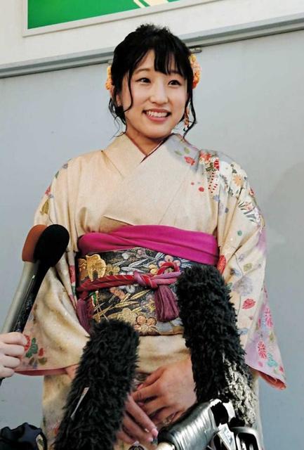 【写真】可愛すぎるレスリング女王須崎は親子2代の振り袖で　伝統的四君子柄
