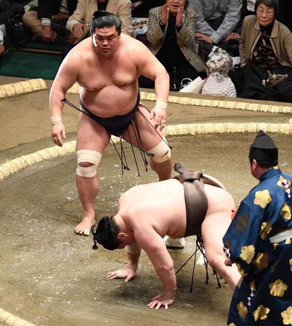 白鵬が連敗、妙義龍の突き落としを残せず　鶴竜も敗れ両横綱に黒星