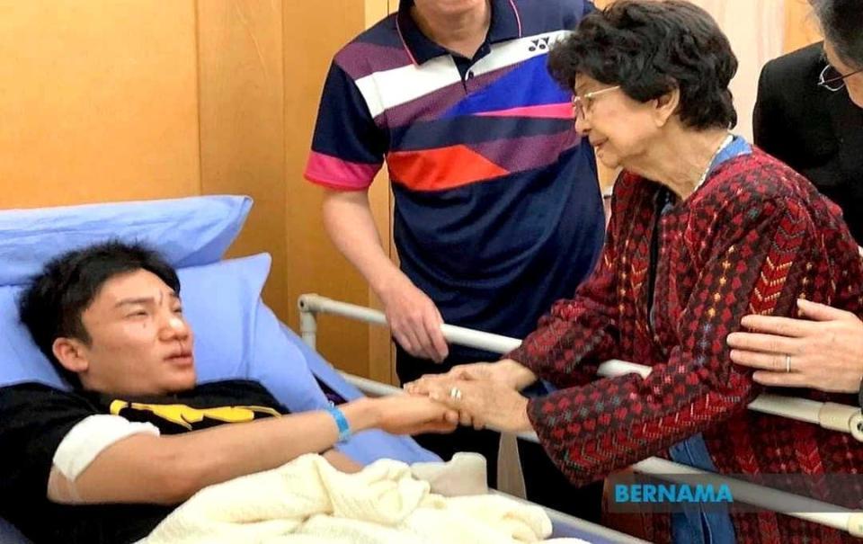 　事故で顔を負傷し、病院でマレーシア首相夫人（右）から見舞いを受ける桃田賢斗＝クアラルンプール近郊プトラジャヤ（ベルナマ通信提供・共同）