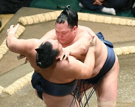 　強烈なのど輪で鶴竜（手前）を攻める北勝富士（撮影・園田高夫）