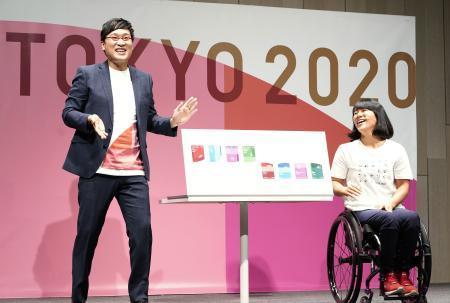 　東京五輪とパラリンピックの競技観戦チケットのデザインを発表する山里亮太さん（左）とパラカヌーの瀬立モニカさん＝１５日午前、東京都中央区