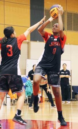 　バスケットボール３人制女子代表の強化合宿でシュートを放つ馬瓜ステファニー＝東京都内