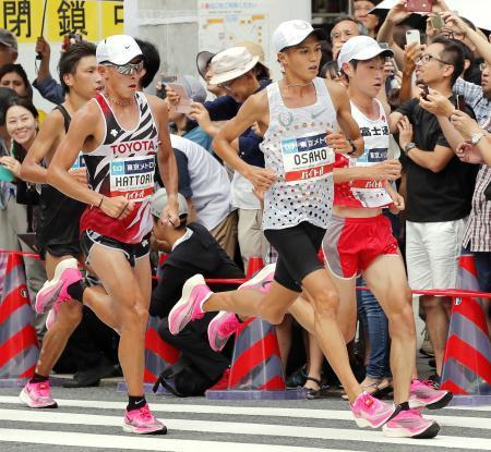 　「マラソングランドチャンピオンシップ」で、ナイキの厚底シューズを履いて力走する中村匠吾（右端）ら＝２０１９年９月、東京・銀座