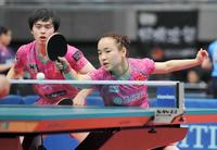 奮闘する森薗政崇（左）、伊藤美誠組＝丸善インテックアリーナ大阪（撮影・高部洋祐）