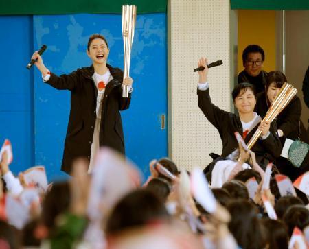 　聖火リレーのＰＲイベントで、東京都世田谷区の小学校を訪問した女優の石原さとみさん（左）と元パラ射撃代表の田口亜希さん＝１６日午前