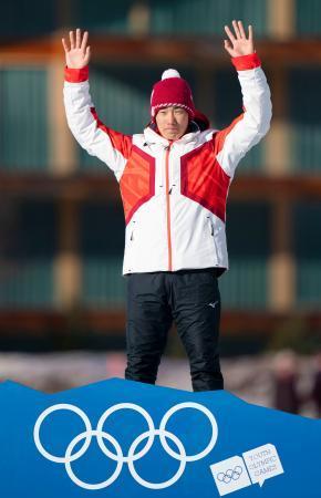 　冬季ユース五輪のスピードスケートのマススタート男子で金メダルを獲得し、表彰式でポーズを取る蟻戸＝サンモリッツ（ＯＩＳ提供・共同）