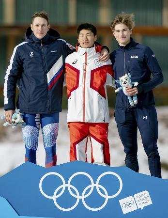 　冬季ユース五輪のスピードスケート男子１５００メートルで金メダルを獲得した蟻戸一永（中央）（ＯＩＳ提供・共同）