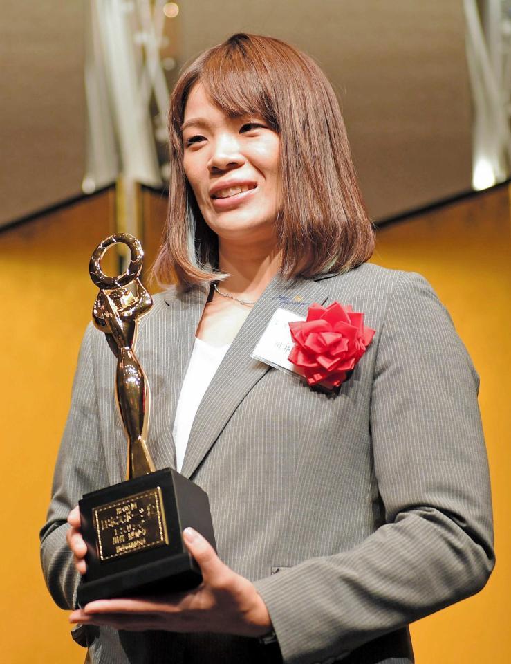 　日本スポーツ賞の盾を手に笑顔を見せる川井梨紗子