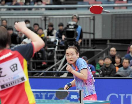 　女子ダブルス決勝で芝田沙季（手前）のラケットが伊藤美誠の頭上を襲った