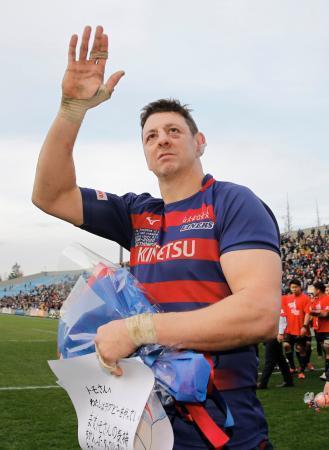 　現役最後の試合を終え、ファンの歓声に応える近鉄のトンプソン・ルーク＝１９日、東京・秩父宮ラグビー場