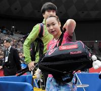 準決勝で敗れ、引き揚げる伊藤美誠＝丸善インテックアリーナ大阪（撮影・高部洋祐）