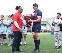 元近鉄のタウファ統悦氏（左）から花束を受け取る近鉄・トンプソン（撮影・開出牧）