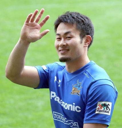 トヨタ自動車に勝利し、声援に応える福岡