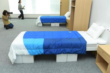 　段ボールでできた再利用可能な東京五輪選手村のベッド