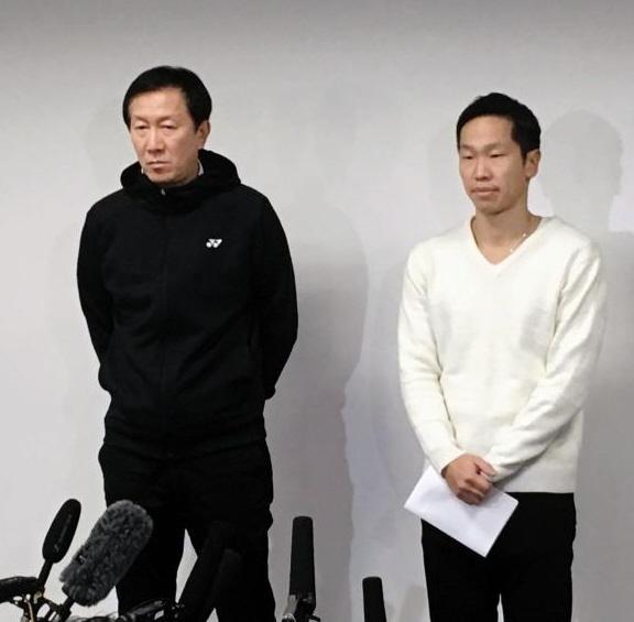　取材に応じるバドミントン日本代表の朴柱奉ヘッドコーチ（左）と中西洋介コーチ＝都内