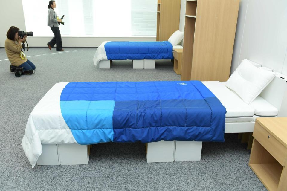 　段ボールでできた再利用可能な東京五輪選手村のベッド