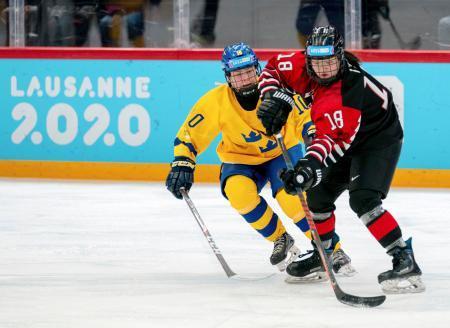 　冬季ユース五輪のアイスホッケー女子決勝でスウェーデンと対戦する日本の伊藤麻（右）＝ローザンヌ（ＯＩＳ提供・共同）
