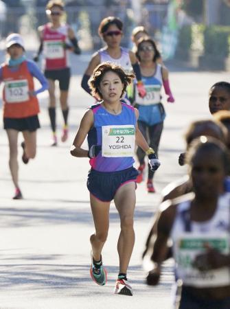 　昨年１２月のさいたま国際マラソン。中央は唯一の国内招待選手で、６位だった吉田香織＝さいたま市