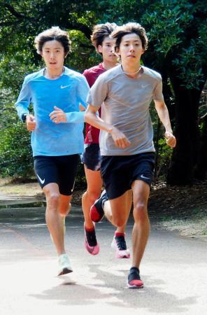 　練習を公開した男子マラソンの設楽悠太（右）。左は双子の兄啓太＝２３日、宮崎市