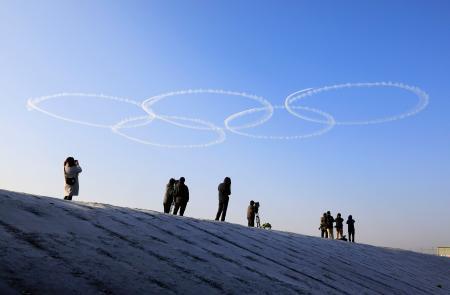 　航空自衛隊の「ブルーインパルス」によって描かれた五輪マーク＝２４日午前、宮城県東松島市