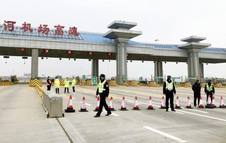 　新型肺炎の影響で閉鎖された中国・武漢の空港へ通じる高速道路＝２３日（共同）