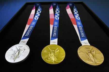 　東京五輪のメダル。左から銀、金、銅