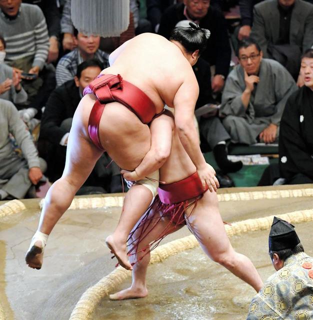 炎鵬が足取りで阿炎を下し勝ち越し　１５５キロを軽々持ち上げ「炎鵬！コールも」