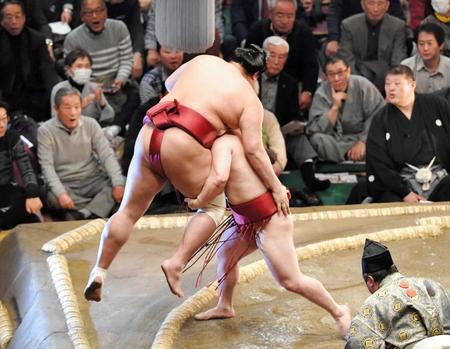 　足取りで阿炎（手前左）を破った炎鵬（撮影・出月俊成）