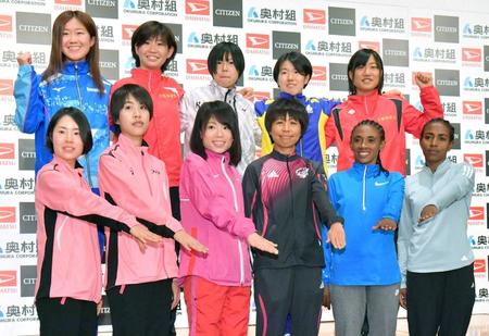 　会見する松田瑞生（前列左から３番目）ら出場選手