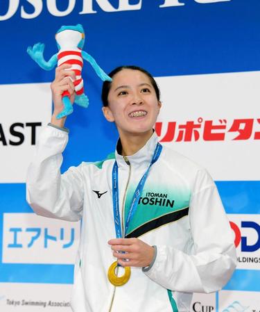 女子４００ｍ個人メドレー決勝　優勝を決めて声援に応える大橋悠依＝東京辰巳国際水泳場（撮影・堀内翔）