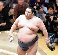 １敗を守り、懸賞金を手に小さく叫ぶ徳勝龍＝両国国技館（撮影・出月俊成）