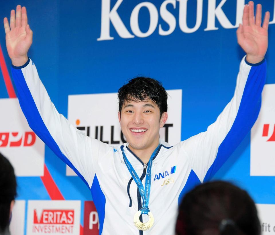 男子４００ｍ個人メドレー決勝　優勝を決めて声援に応える瀬戸大也＝東京辰巳国際水泳場（撮影・堀内翔）