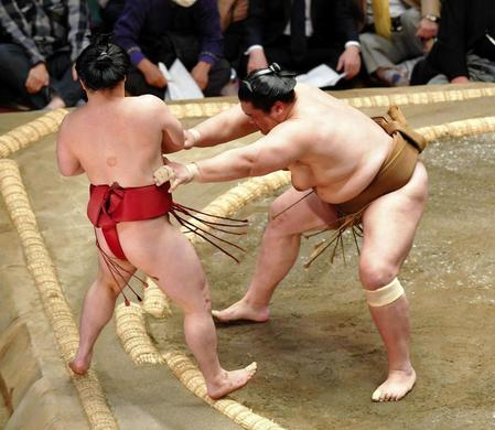 輝（右）に押し出された炎鵬＝両国国技館（撮影・出月俊成）