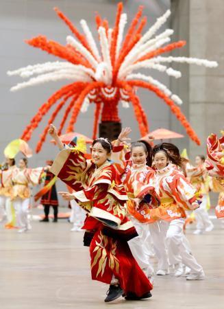 　報道陣に公開された、東京五輪の聖火引き継ぎ式で日本が披露する文化パフォーマンスのリハーサル＝２６日午後、千葉市の幕張メッセ