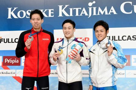 男子２００メートル平泳ぎの（左から）渡辺一平、佐藤翔馬、小日向一輝＝東京辰巳国際水泳場