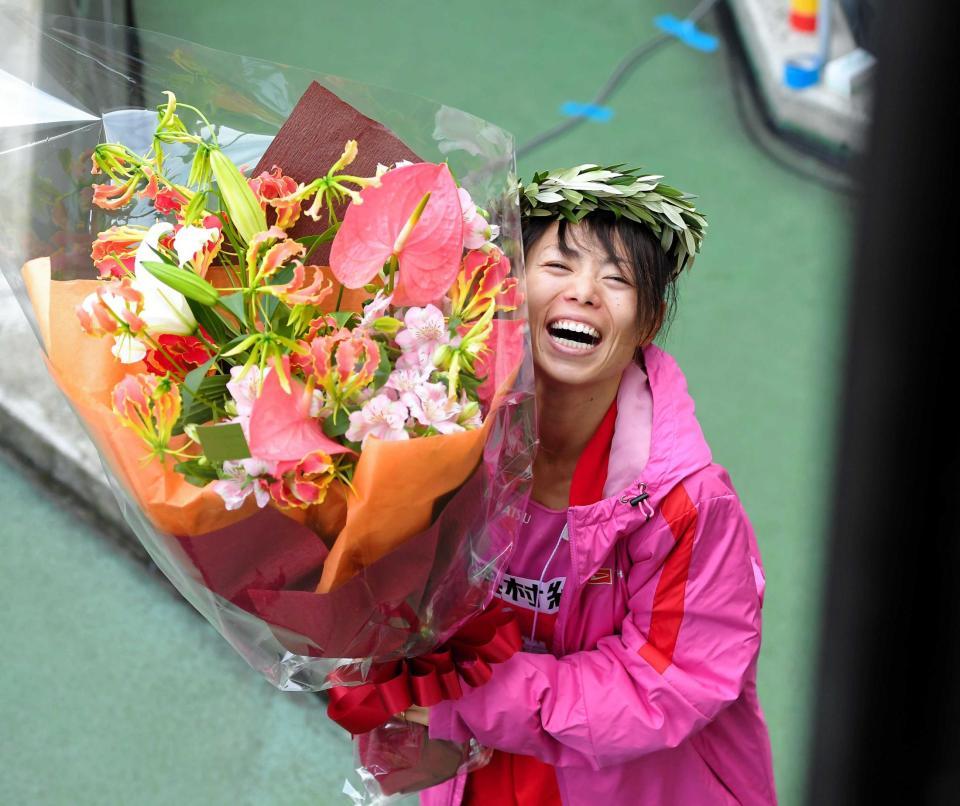 　ゴール後、花束を手に満面の笑顔を見せる松田瑞生（撮影・高部洋祐）