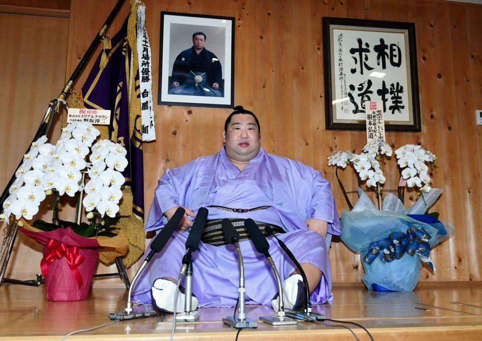 一夜明け会見を行う徳勝龍＝東京・木瀬部屋（撮影・棚橋慶太）