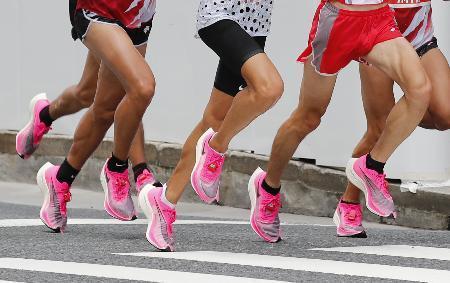 　男子マラソンの五輪代表選考レースで、多くの有力選手が使用したナイキの「厚底」シューズ＝２０１９年９月