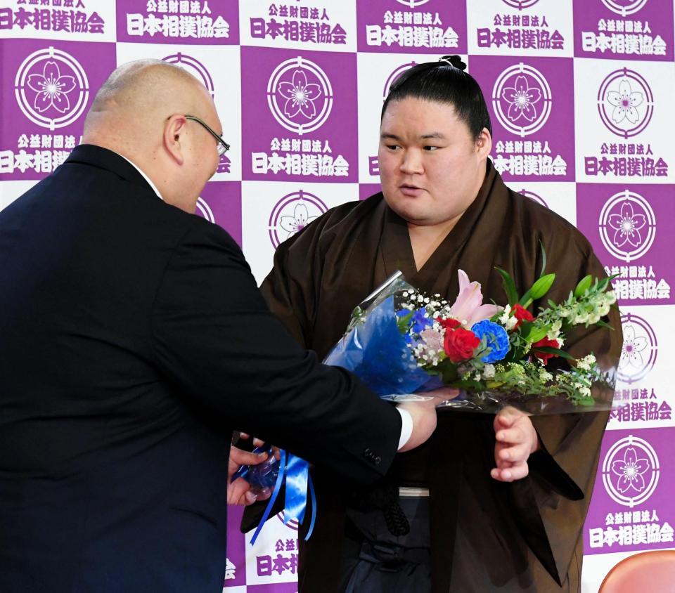 引退会見を終え、関ノ戸親方（左）から花束を受け取る元大関・豪栄道の武隈親方＝両国国技館（撮影・中田匡峻）