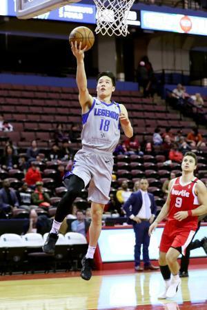　ハッスル戦でシュートするレジェンズの馬場＝サウスヘイブン（ＮＢＡＥ提供・ゲッティ＝共同）