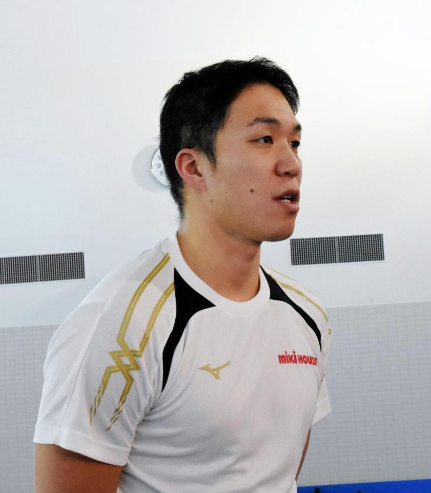 取材に応じる小関也朱篤＝長野県東御市