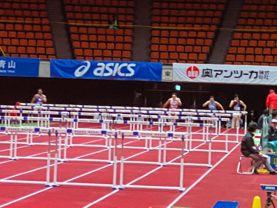 ４～７レーンがフライング失格となったため、ポッカリと間が空いた中で行われた男子６０メートル障害決勝＝大阪城ホール