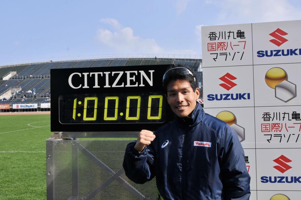 日本記録を更新した小椋裕介＝丸亀市内