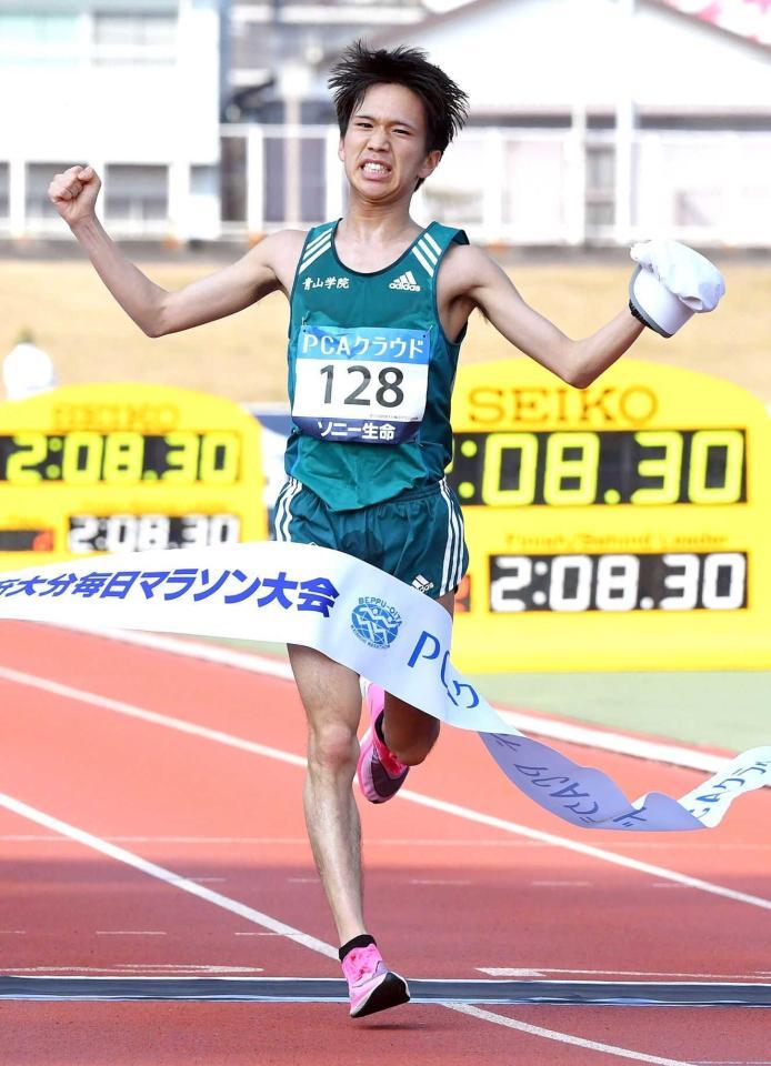 　初マラソンで日本人トップの３位となり、ガッツポーズをする吉田祐也（友好社）