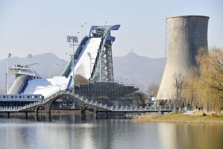 　２０２２年北京冬季五輪のスノーボード競技が行われる「首鋼パーク」のジャンプ台＝２０１９年１２月、北京（共同）