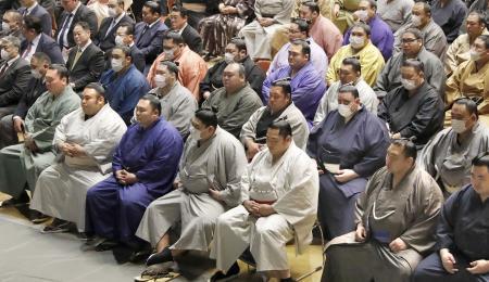 　日本相撲協会が開いた全協会員向けの研修会に出席する横綱白鵬（前列左端）ら＝４日、両国国技館