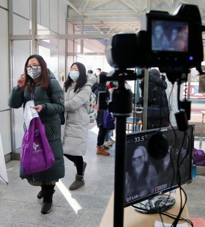 　公式練習が行われたフィギュアスケート四大陸選手権の会場で、サーモグラフィーの前を通過する観客＝４日、ソウル（共同）