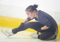 練習中にジャンプの着氷に失敗して座り込む坂本花織＝韓国・ソウル